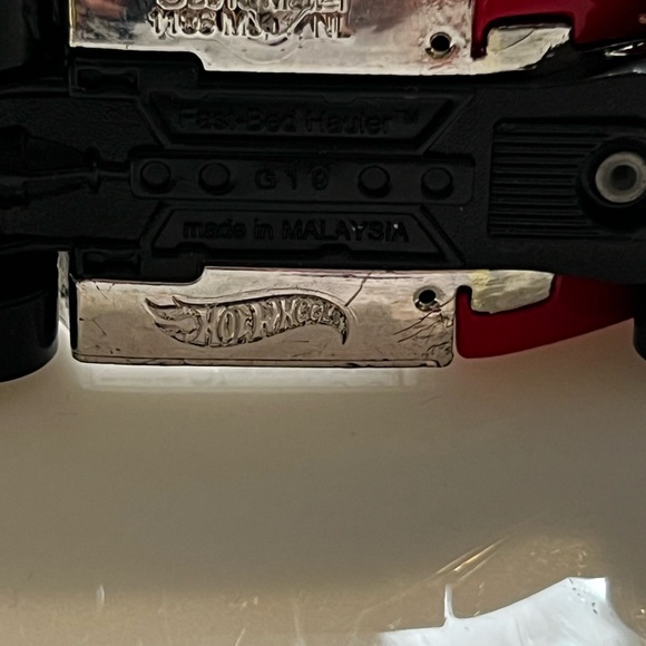 Hot Wheels 2013 Red and Silver Classic Toy Semi Truck with Aerodynamic Car - Picture 5 of 6